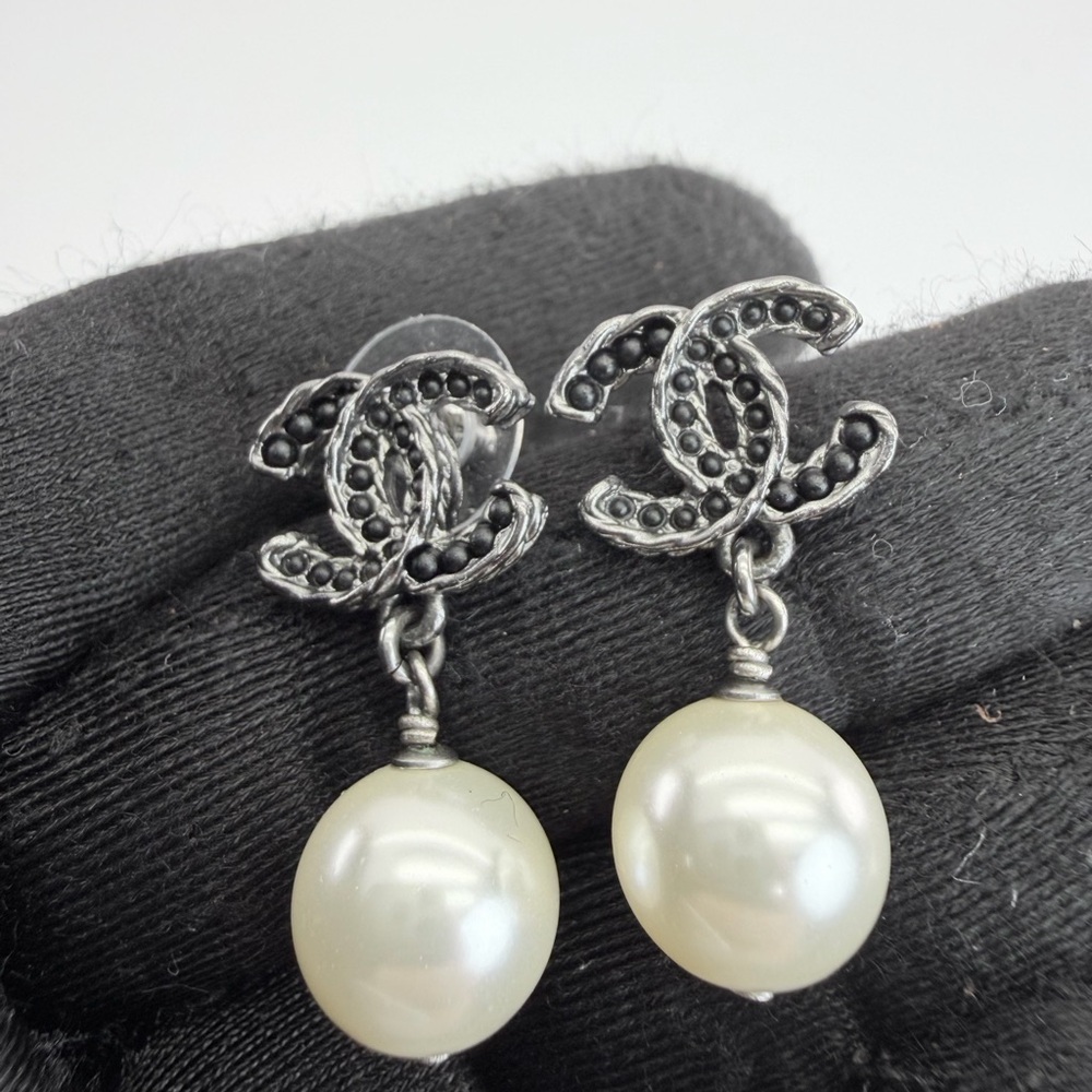 CHANEL Black Crystal Pearl Cc Drop Earrings - Picture 5 of 9